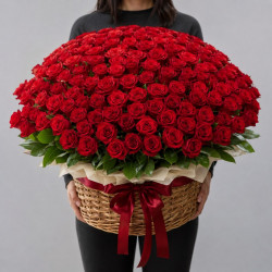 101 красная роза в корзине